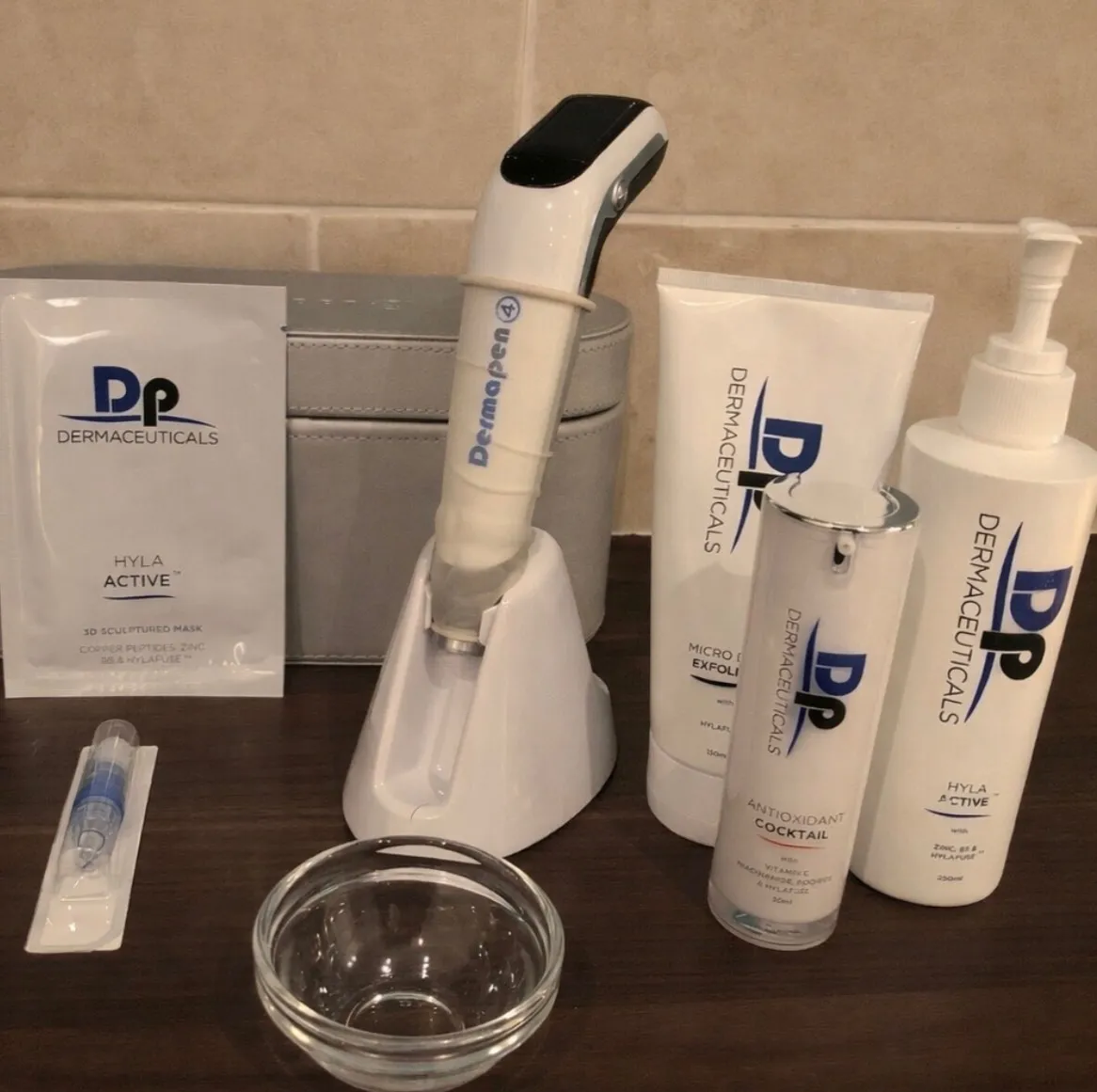 Dermapen 4 microneedlingpenna med DP Dermaceuticals hudvårdsprodukter