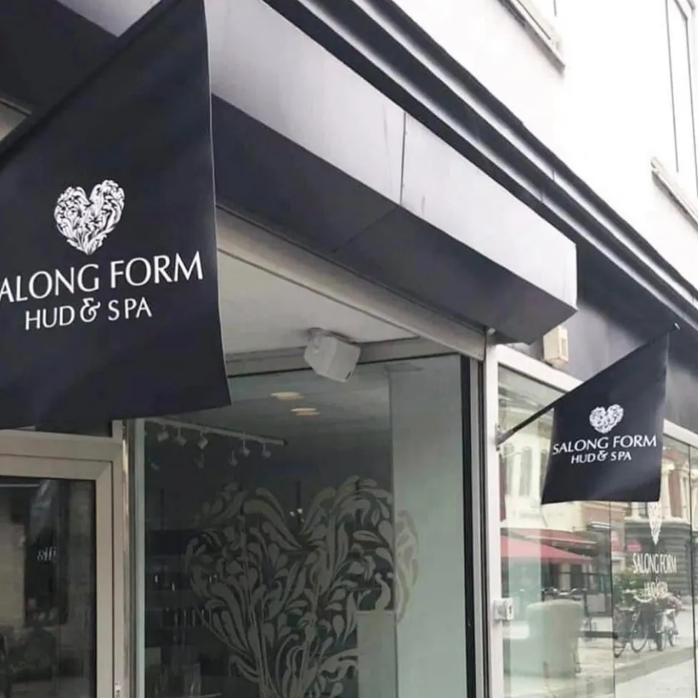 Entrén till Salong Form Hud & Spa på Storgatan 50 i Halmstad